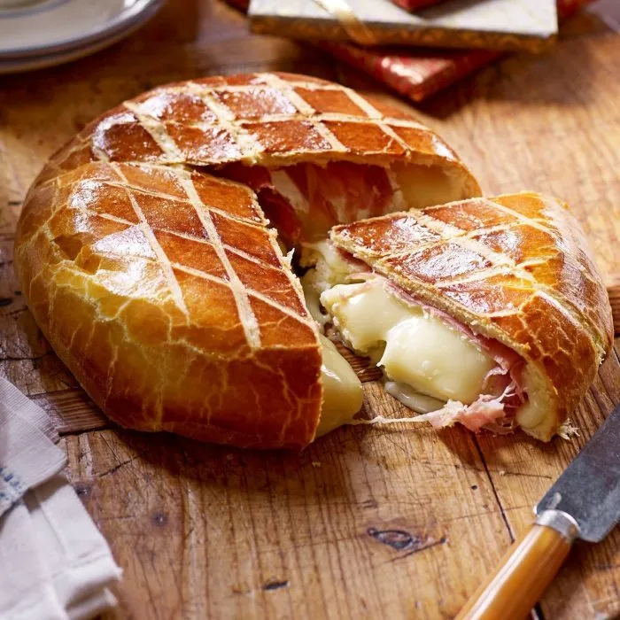 Brie enrobé de prosciutto et de brioche