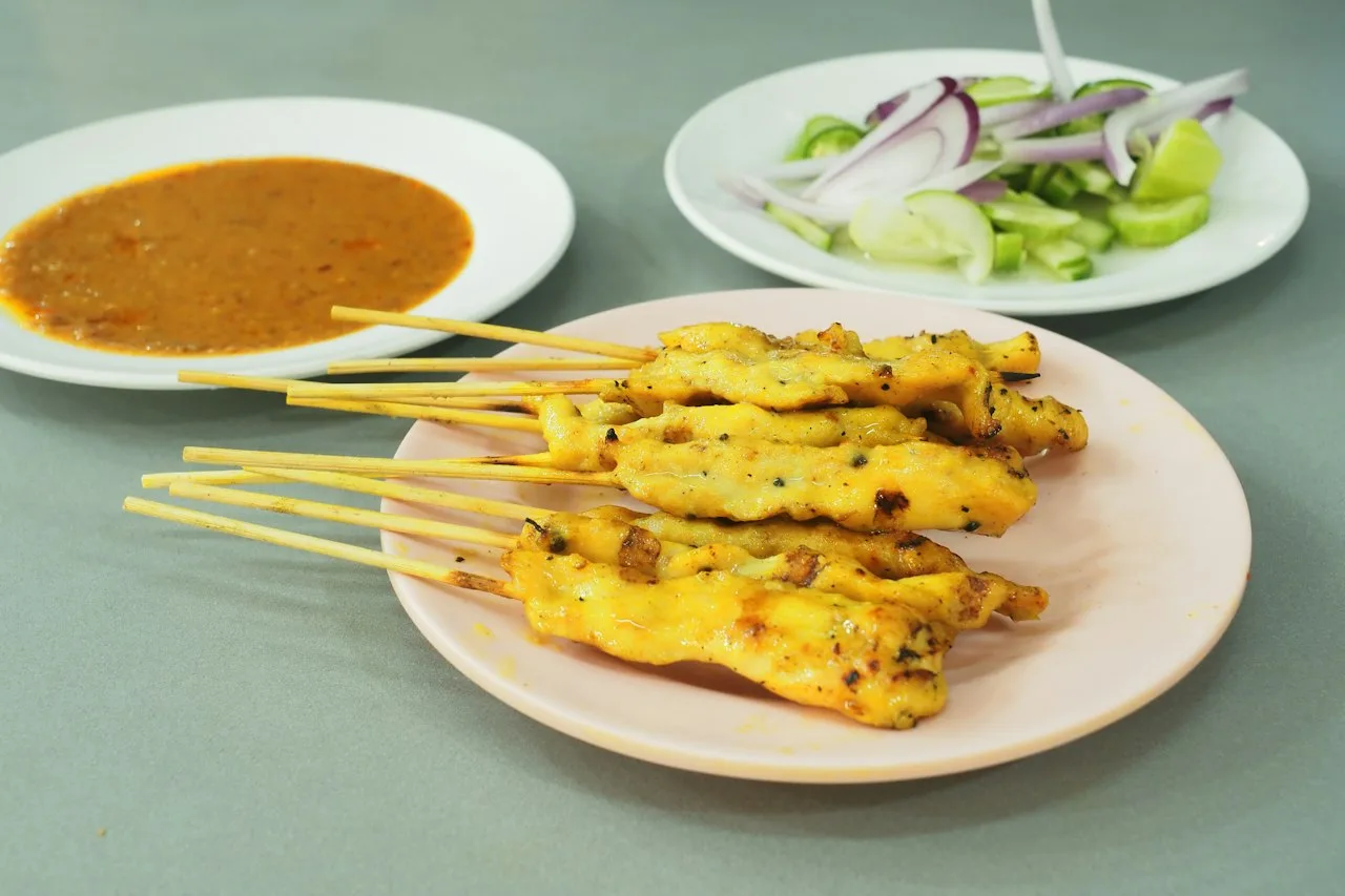 Satay de pollo