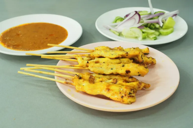 Satay de pollo