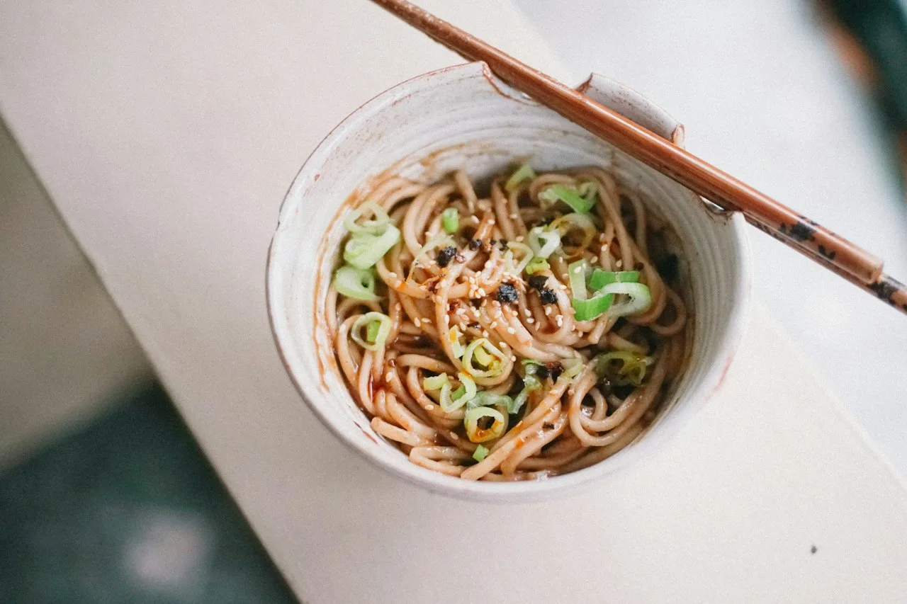 Noodles freddi al sesamo e arachidi
