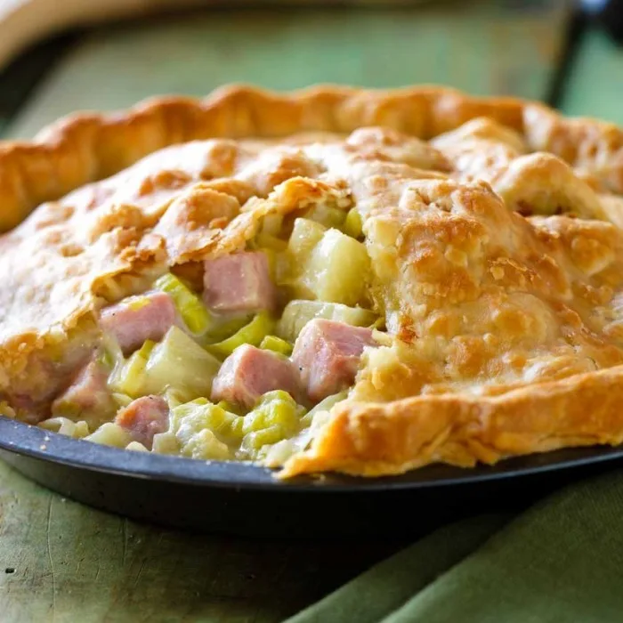 Pastel de pollo, jamón y puerros
