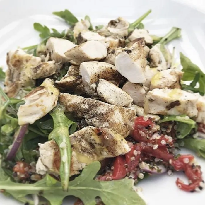 Ensalada griega de pollo y quinoa