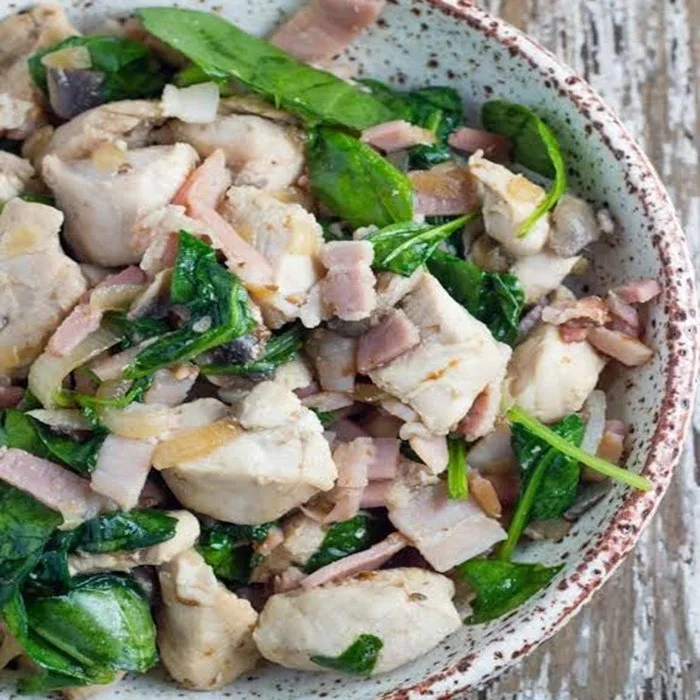 Insalata di pollo con funghi e pancetta