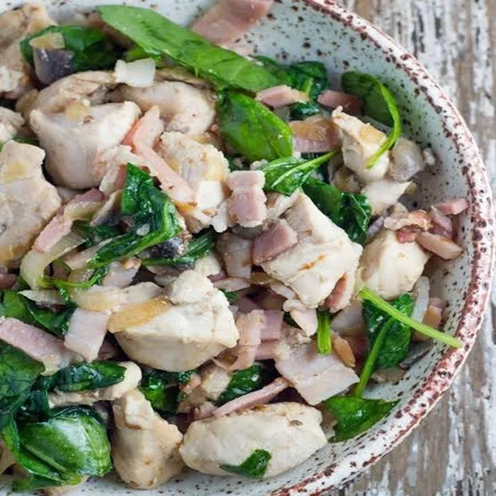 Ensalada de pollo con setas y beicon