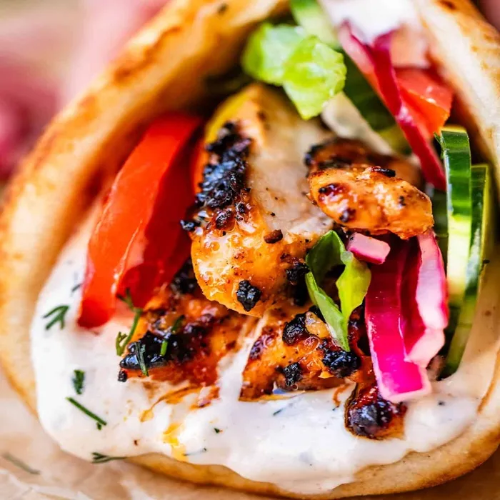Shawarma de pollo con salsa casera de yogur, ajo y hierbas