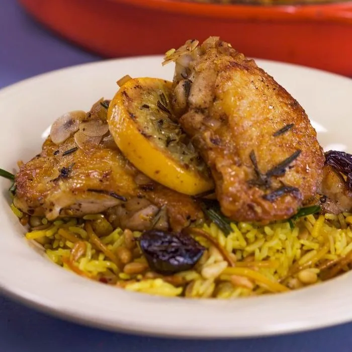 Pollo con azafrán, pasas y piñones