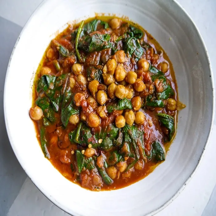 Guiso de garbanzos, chorizo y espinacas