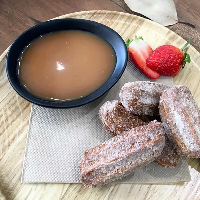 Chocolate churros amb xocolata i salsa de caramel salada