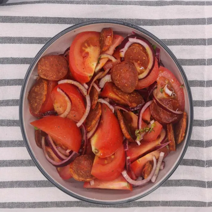 Insalata di chorizo e pomodoro
