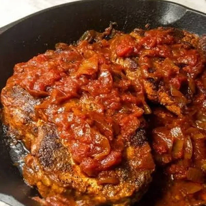 Chuletas de cerdo a la criolla (chuletas de cerdo con salsa criolla)