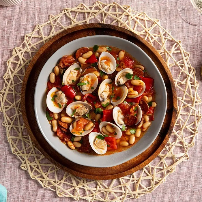 Stufato di vongole, chorizo e fagioli bianchi
