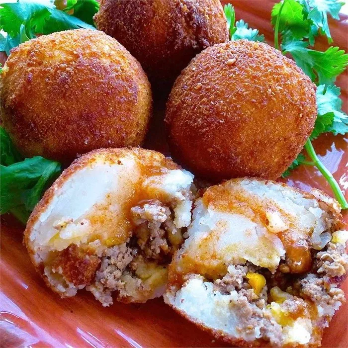 Patatas rellenas al estilo colombiano