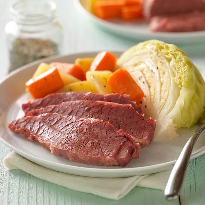 Carne en salmuera con col