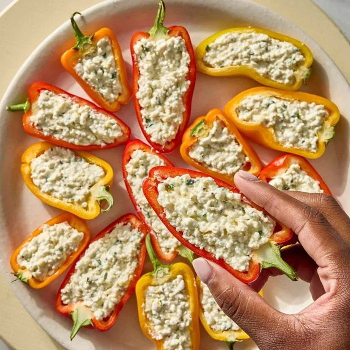 Pimientos rellenos de requesón y queso feta