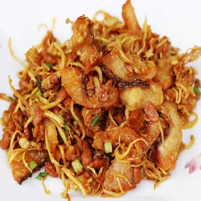 Pescado frito crujiente con jengibre y soja fermentada (trey chien chuon)