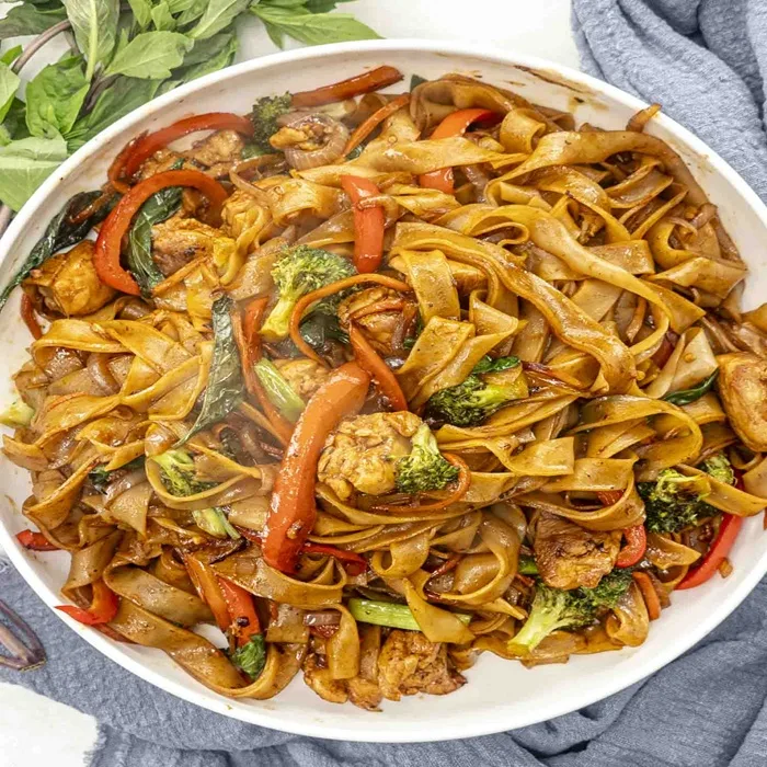Fideos «borrachos» (pad kee mao)