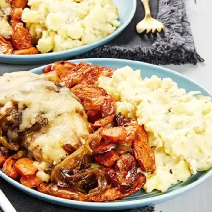 Pollo a la cebolla a la francesa con zanahorias asadas y puré de patatas