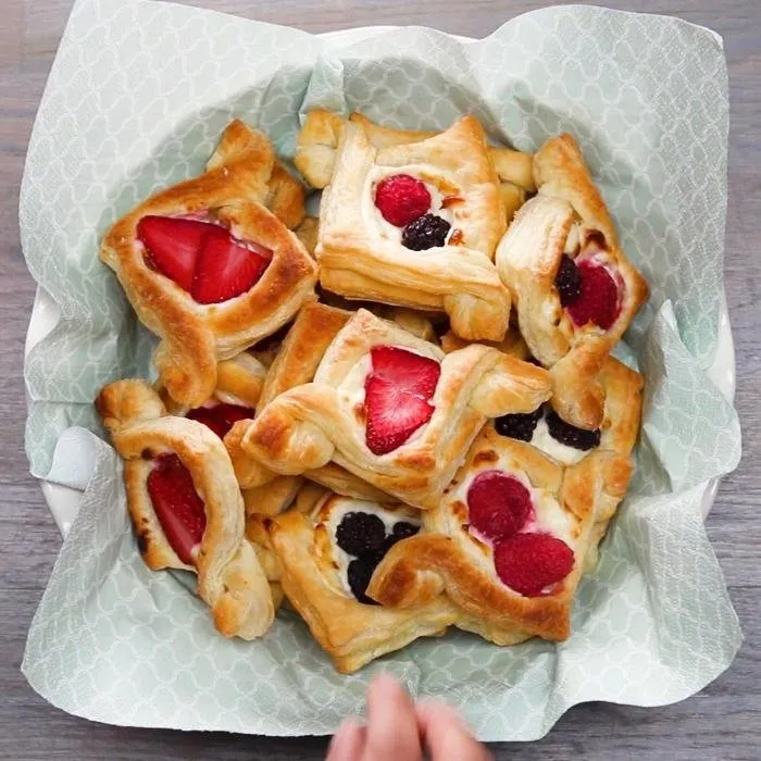 Bollería de desayuno con fruta y queso crema