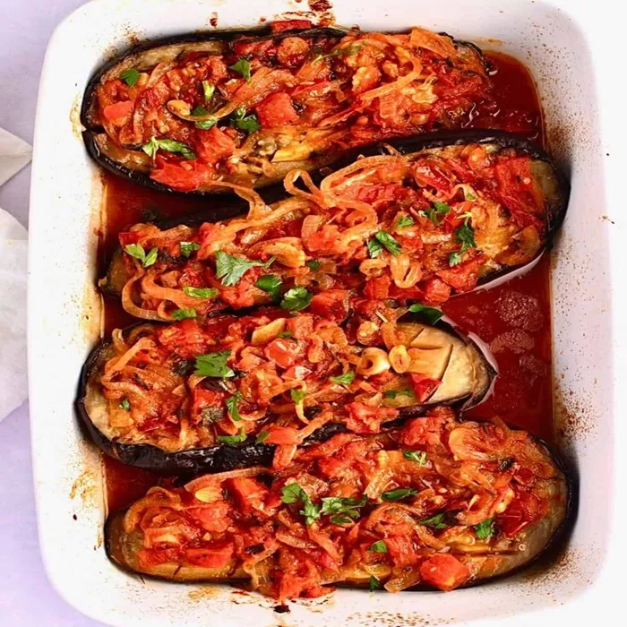 Imam bayildi con cordero a la brasa y tzatziki