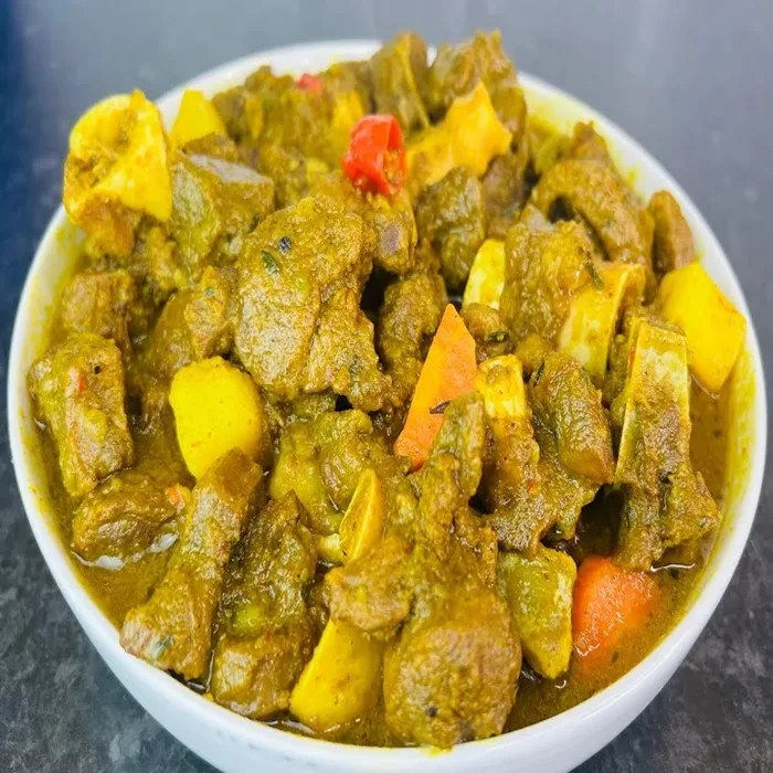 Cordero al curry al estilo jamaicano