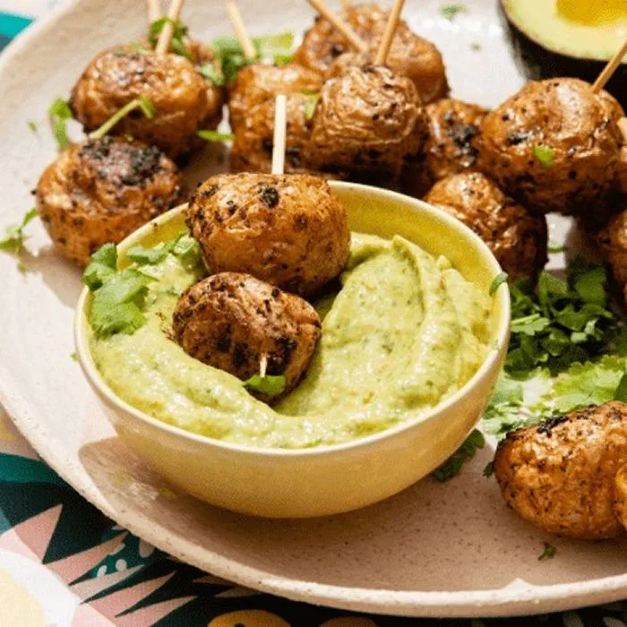 Salsa de aguacate con patatas nuevas