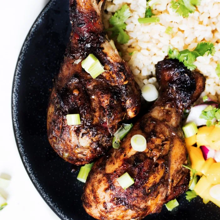 Pollo al estilo «jerk» con arroz y guisantes