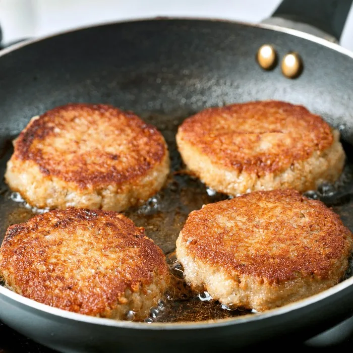 Karbonader (hamburguesas de ternera magra) con cebolla caramelizada