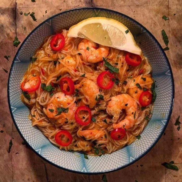 Fideos Laksa con langostinos gigantes
