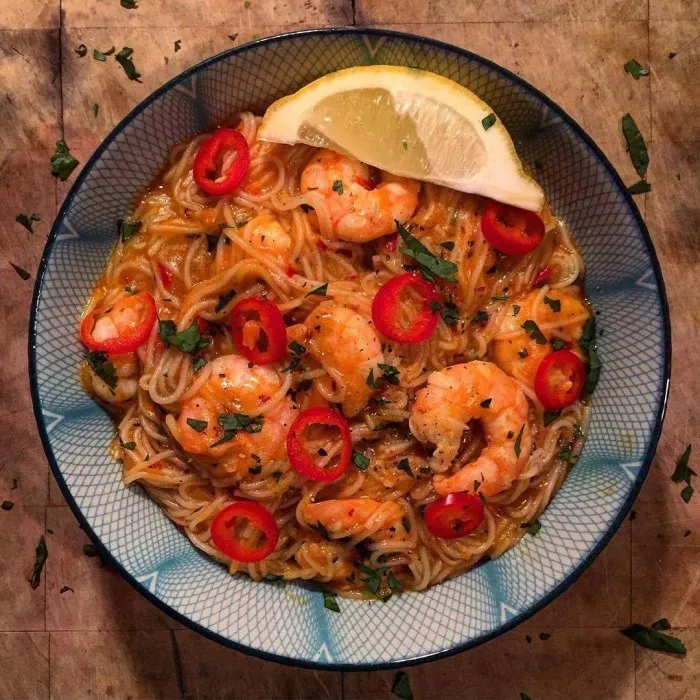 Laksa con gamberi giganti e noodles