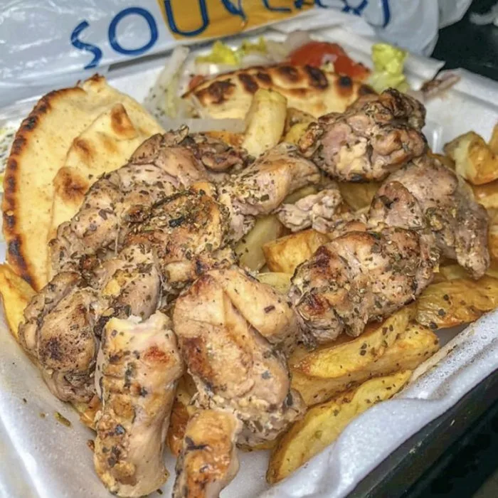 Souvlaki de cordero al limón