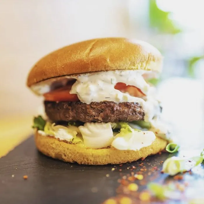 Hamburger di agnello con tzatziki