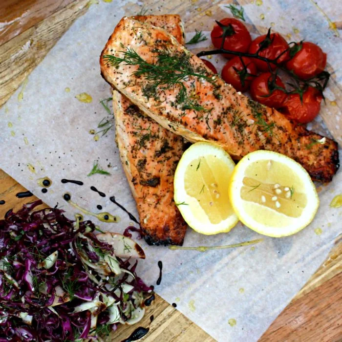 Salmone al forno con finocchio e pomodori