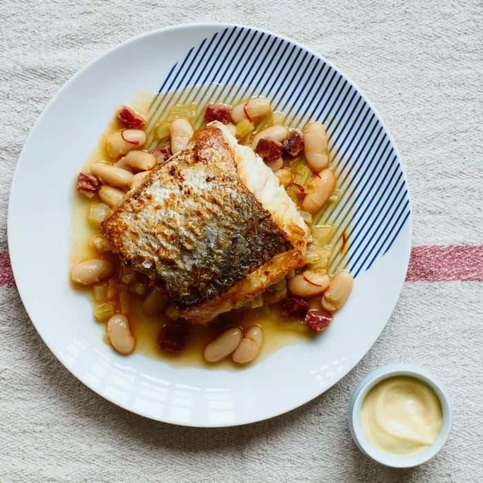 Merluza a la plancha con caldo de alubias blancas y chorizo