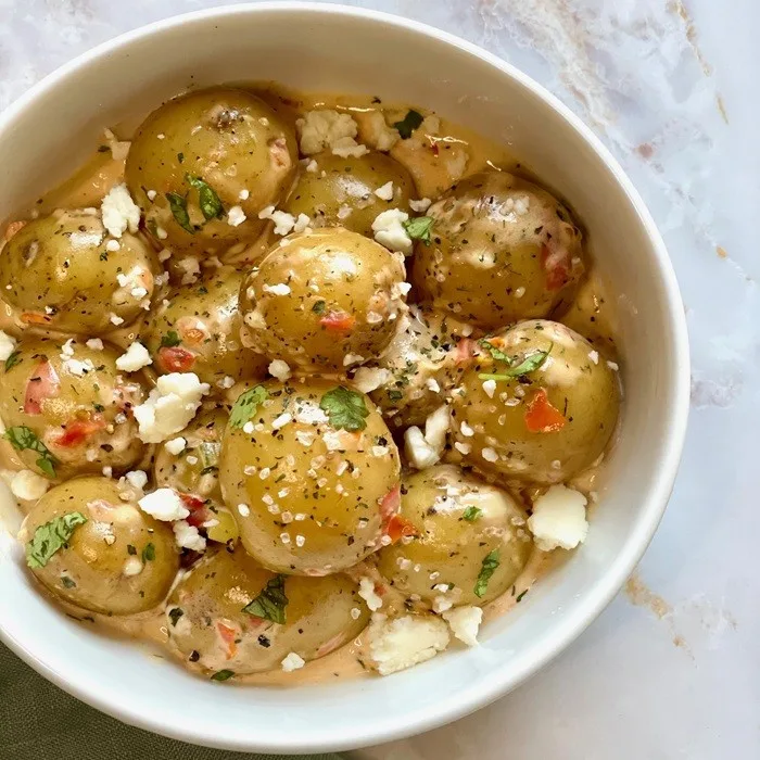 Ricetta delle Papas Chorreadas (patate con salsa di panna e formaggio)