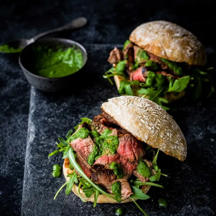 Prego portugués con piri-piri verde