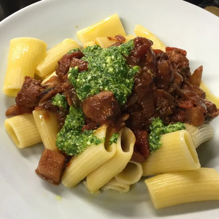 Rigatoni con salsa de salchicha al hinojo