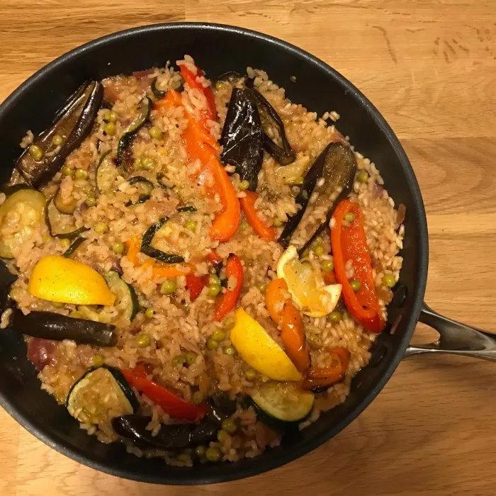 Paella de hinojo y berenjena asados