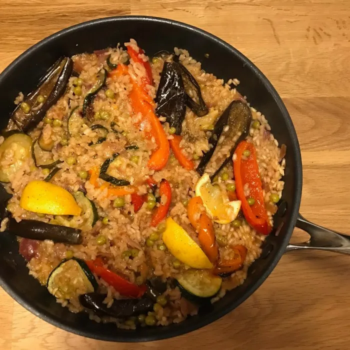 Paella de hinojo y berenjena asados