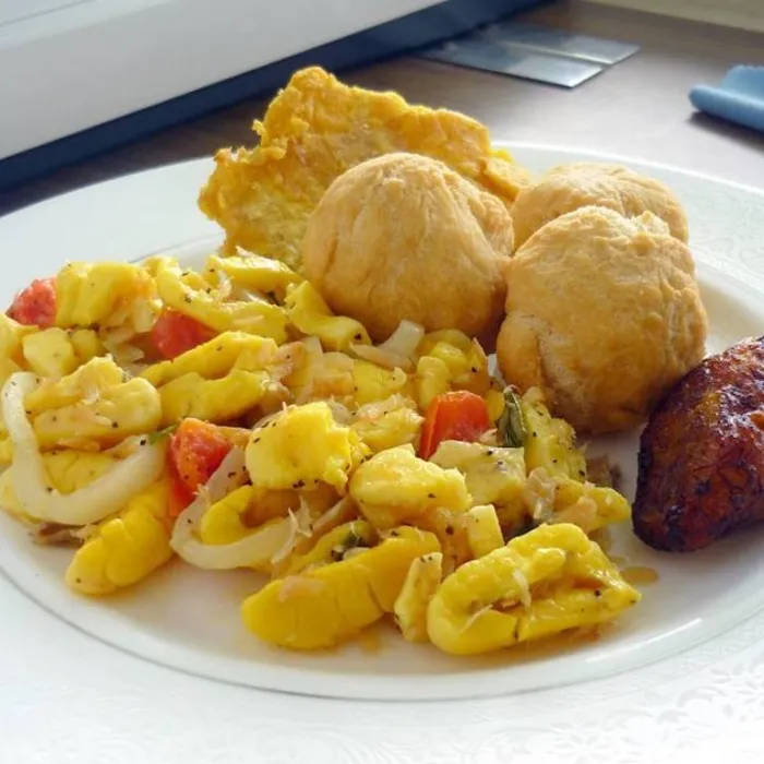 Pescado salado y ackee