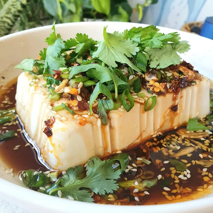 Tofu morbido con salsa di soia al sesamo