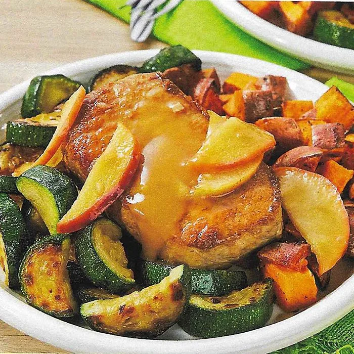 Chuletas de cerdo con manzana a la sartén, acompañadas de boniatos asados y calabacín