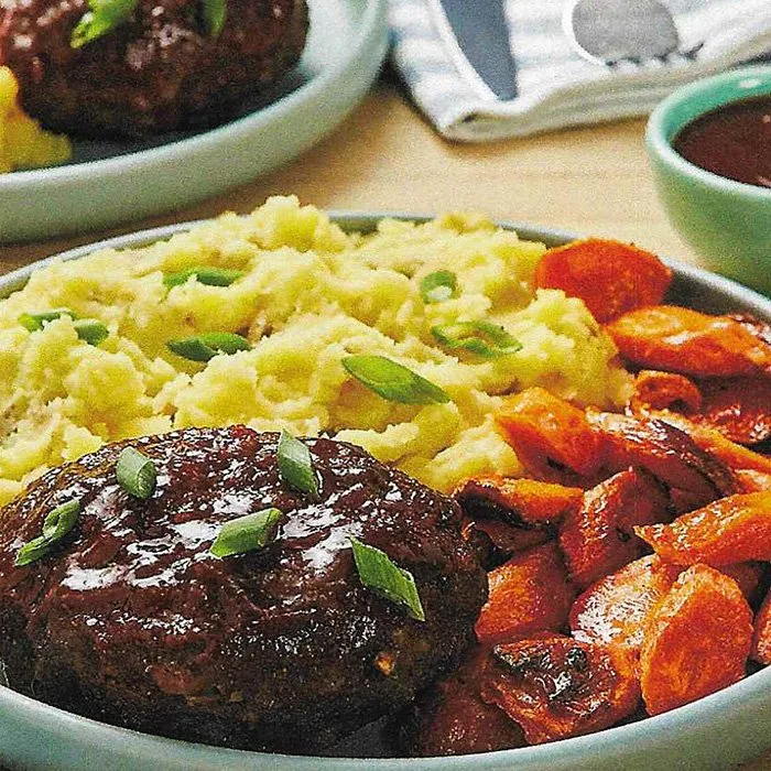 Pasteles de carne glaseados con soja, acompañados de puré de patatas al wasabi y zanahorias asadas
