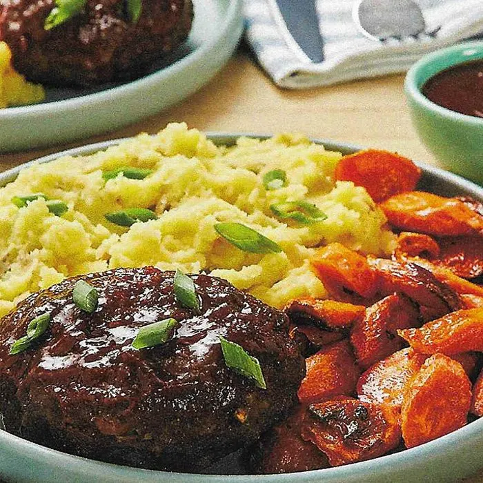 Pasteles de carne glaseados con soja, acompañados de puré de patatas al wasabi y zanahorias asadas