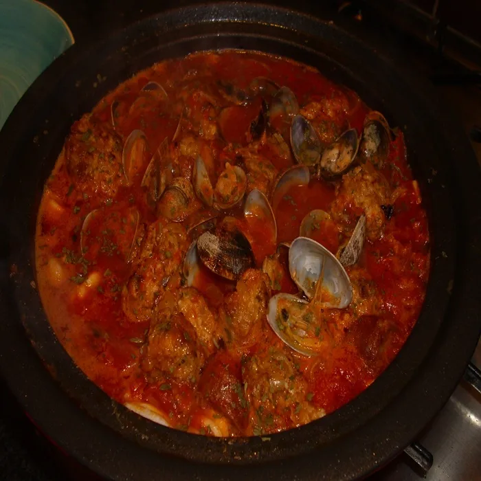 Albóndigas españolas con almejas, chorizo y calamares