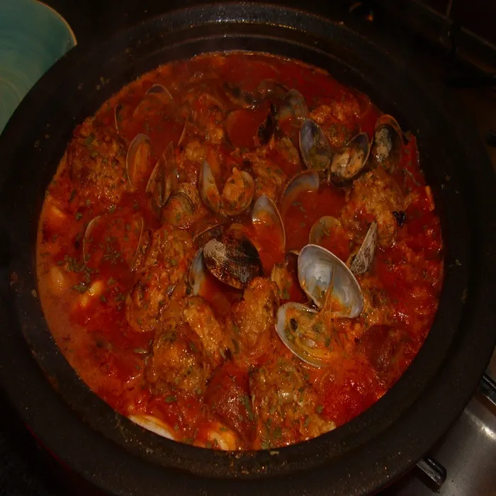Boles de carn en espanyol amb cloïsses, chorizo i sqauid