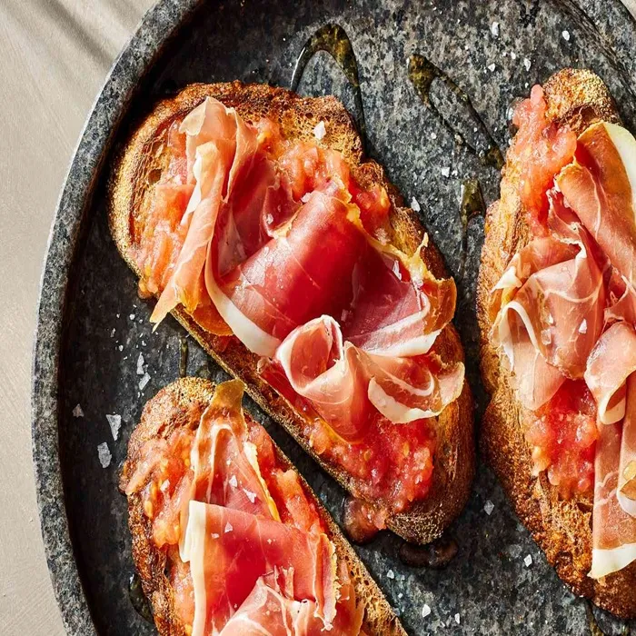 Pain aux tomates à l'espagnole et au jambon de Serrano