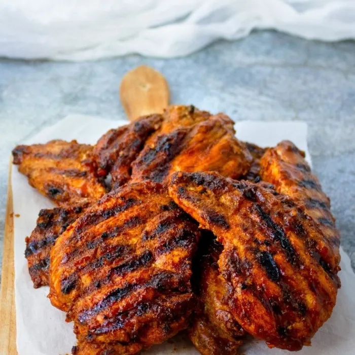 Pollo affumicato al barbecue con spezie