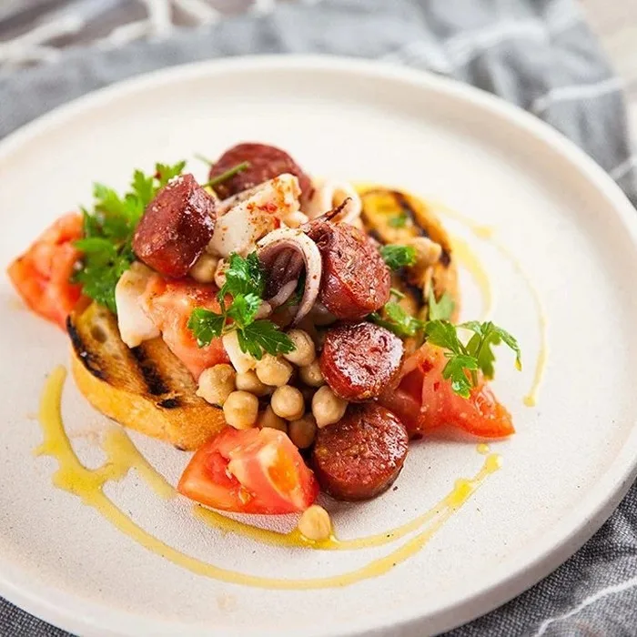Salade de calamars, pois chiches et chorizo