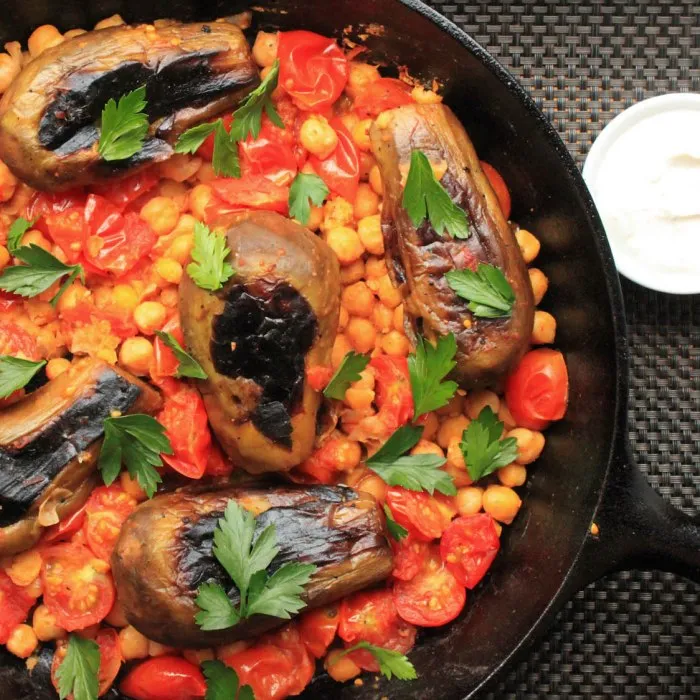 Berenjenas a la plancha con harissa, garbanzos y yogur al comino