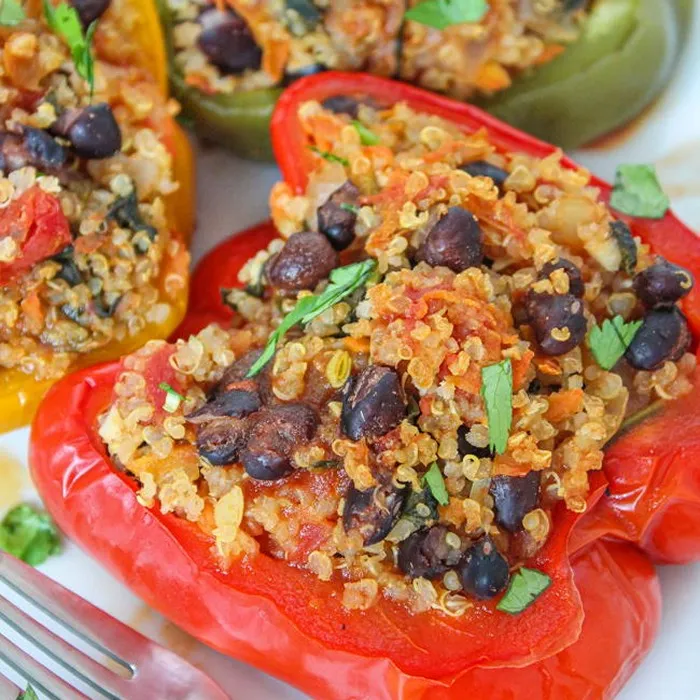 Pimientos rellenos con quinoa y alubias negras